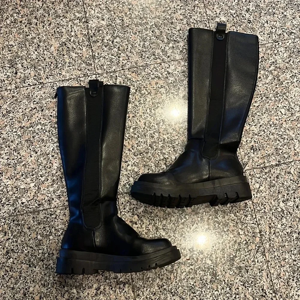 Black Boots size 7 great condition like new